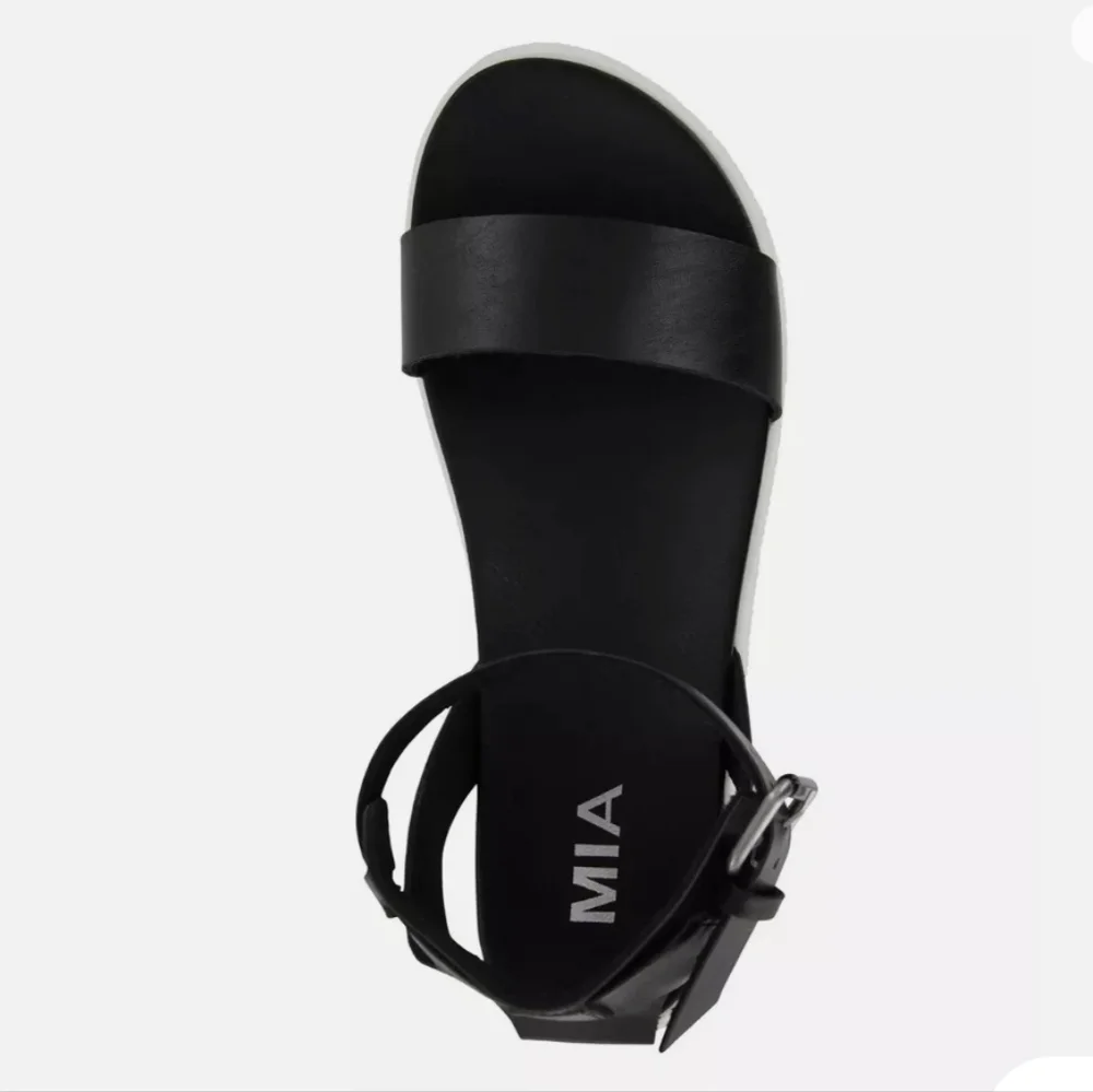 ⭐️40% Off⭐️ MIA Ellen Sandals in Black